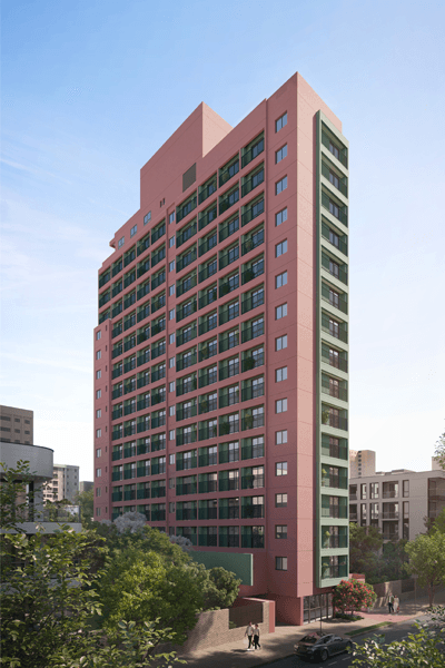 Fachada externa de edifício residencial rosa com detalhes esverdeados nas varandas.